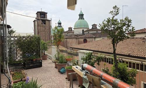 Attico con terrazza con vista 