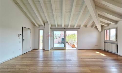 Attico con ampio terrazzo e garage doppio