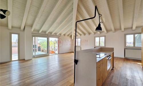 Attico con ampio terrazzo e garage doppio